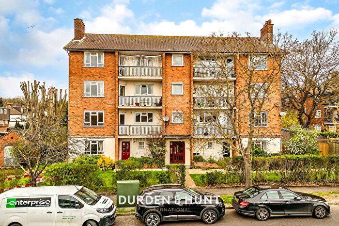 2 Bedroom Flat For Sale In Loughton Way, Buckhurst Hill, IG9