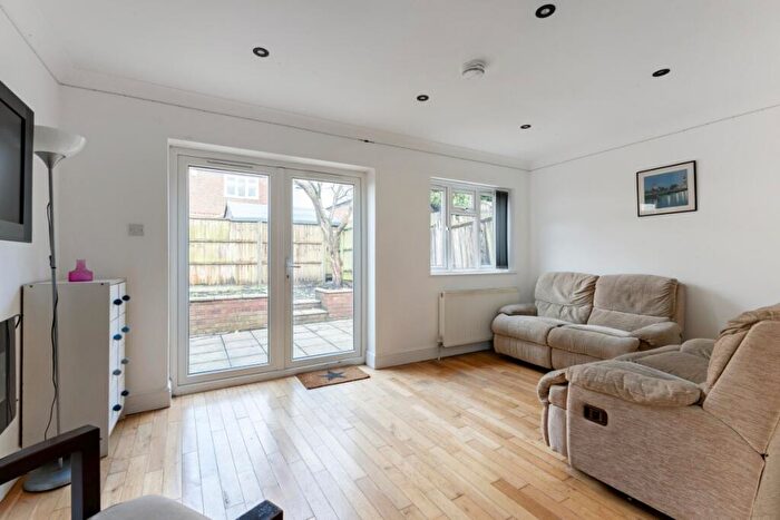 6 Bedroom Semi Detached House To Rent In Hutton Grove London, N12