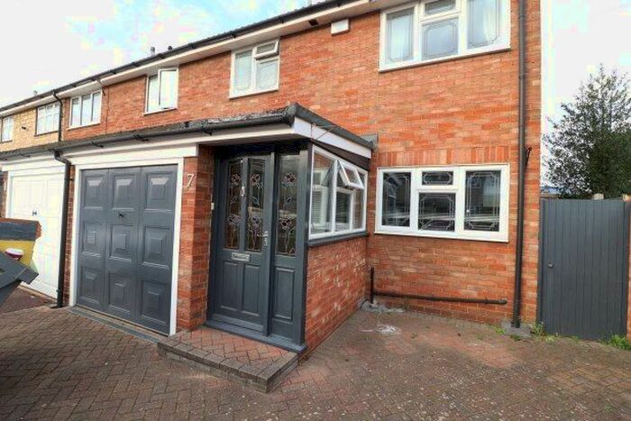 3 Bedroom Property To Rent In Cardinal Way, Rainham, RM13