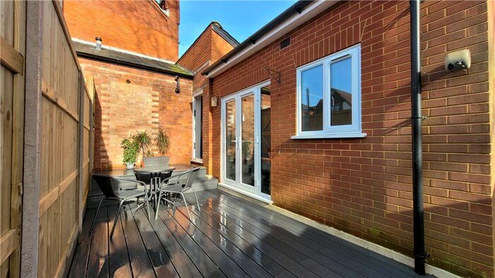 1 Bedroom Flat To Rent In Middle Hill, Englefield Green, Surrey, TW20