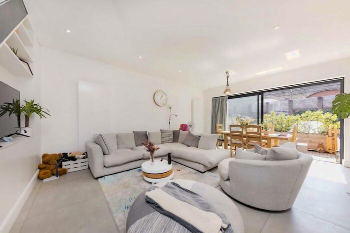 2 Bedroom Terraced House To Rent In Ravenscourt Park, London, W6