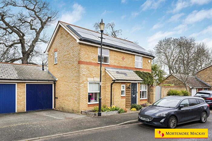 3 Bedroom Detached House For Sale In Macleod Road, London, N21