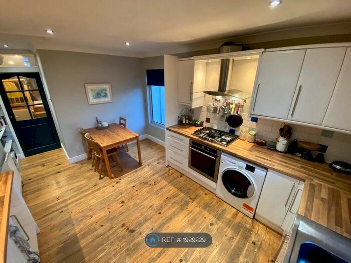 2 Bedroom Maisonette To Rent In Avenue Road, Southend, SS0