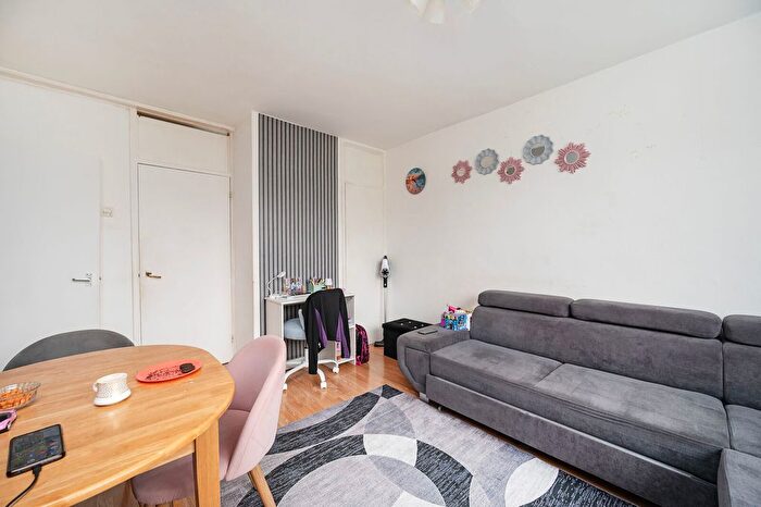 1 Bedroom Flat For Sale In Buckland Court, St Johns Estate, Hoxton, London, N1