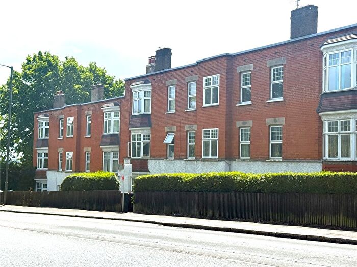 2 Bedroom Flat For Sale In Barnet Hill, Barnet, EN5