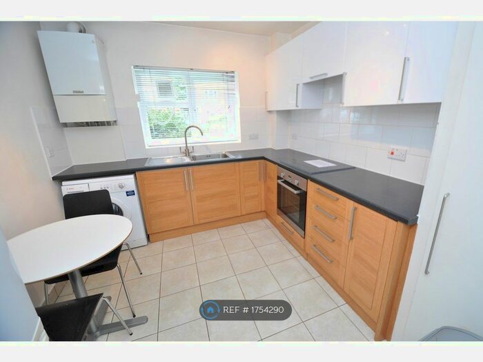 3 Bedroom Flat To Rent In Catherwood Court, London, N1