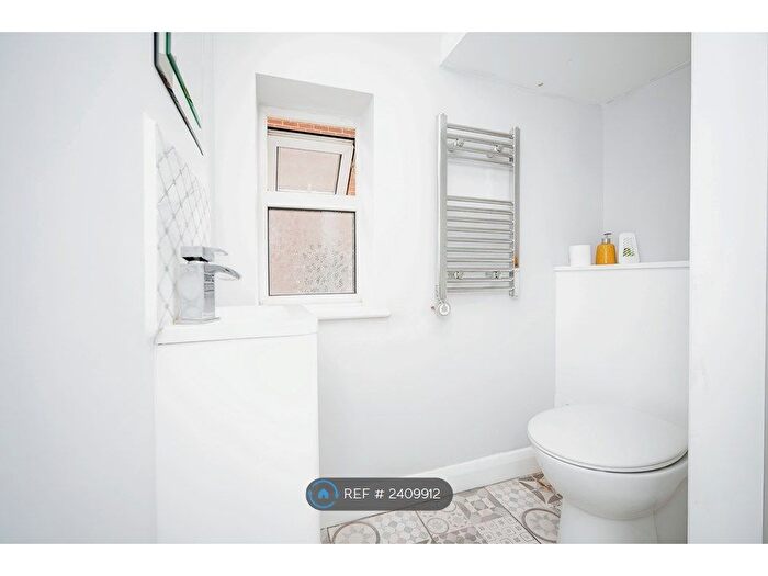 4 Bedroom Semi-Detached House To Rent In The Shades, Rochester, ME2