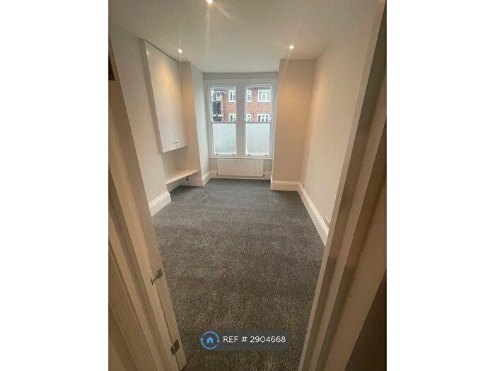 2 Bedroom Flat To Rent In Tooting, London, SW17