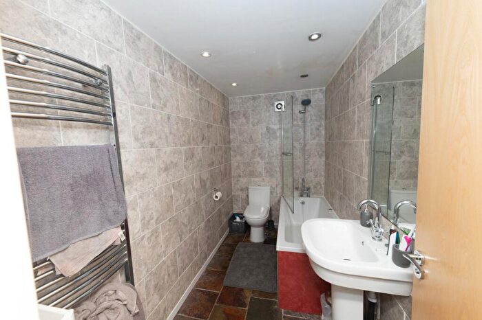 2 Bedroom Flat To Rent In Otley Road, Leeds, LS16