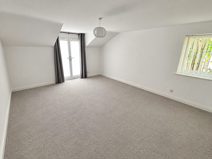 2 Bedroom Flat To Rent In Hendal Rise, Wakefield, WF2