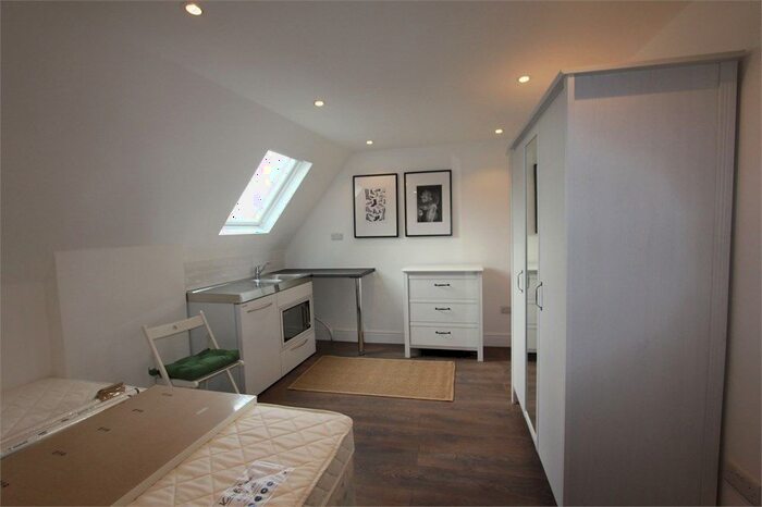 Studio To Rent In Brent Street, Hendon, NW4