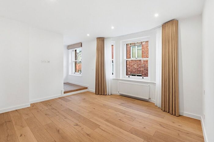 3 Bedroom Flat To Rent In Buckingham Gate, Westminster, SW1E