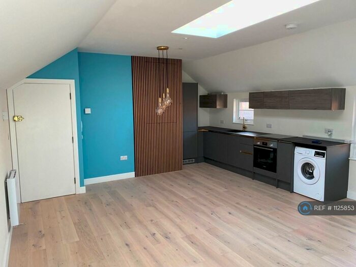 2 Bedroom Flat To Rent In High Street, Chesham, HP5