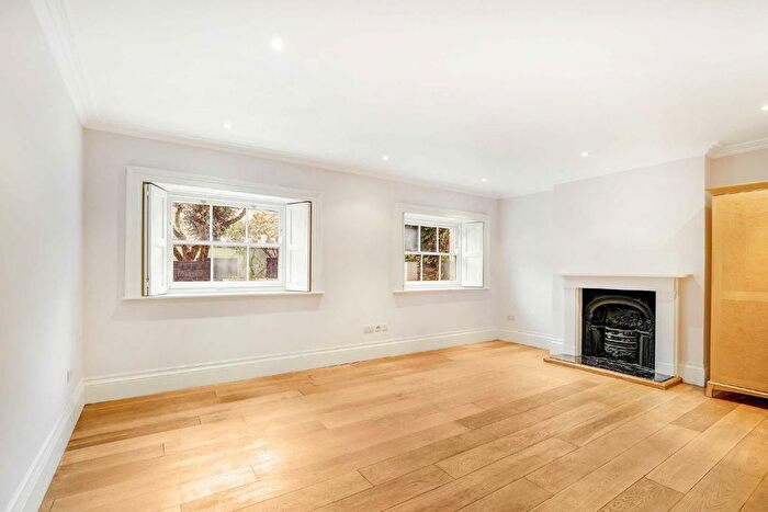 3 Bedroom Flat To Rent In Portland Terrace, The Green, Richmond, TW9