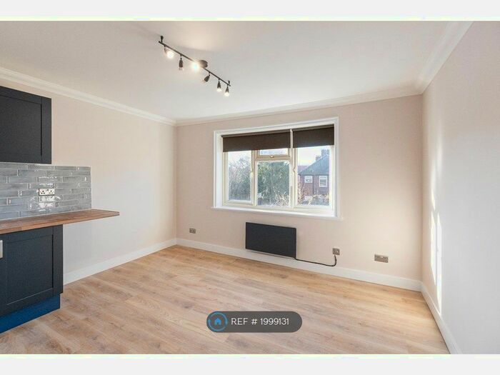 Studio To Rent In Hendon Way, London, NW2