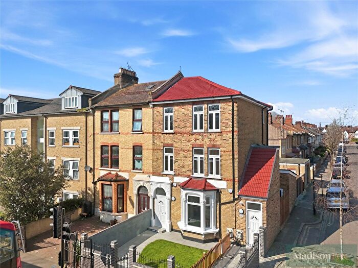 3 Bedroom Flat For Sale In Lea Bridge Road, Ground Floor, Leyton, E10