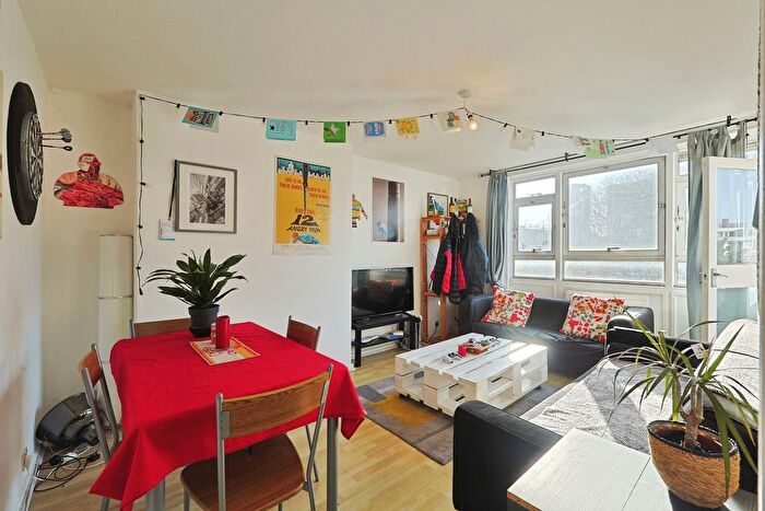 3 Bedroom Flat For Sale In Maskelyne Close, London, SW11