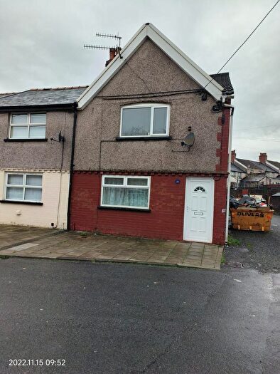 3 Bedroom End Of Terrace House To Rent In Greys Crescent, Tir-y-berth, Hengoed, CF82