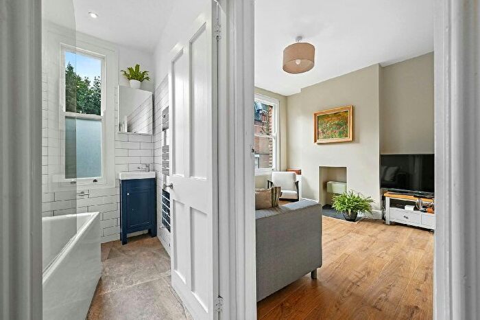 2 Bedroom Maisonette For Sale In Cressida Road, Whitehall Park, Archway, N19