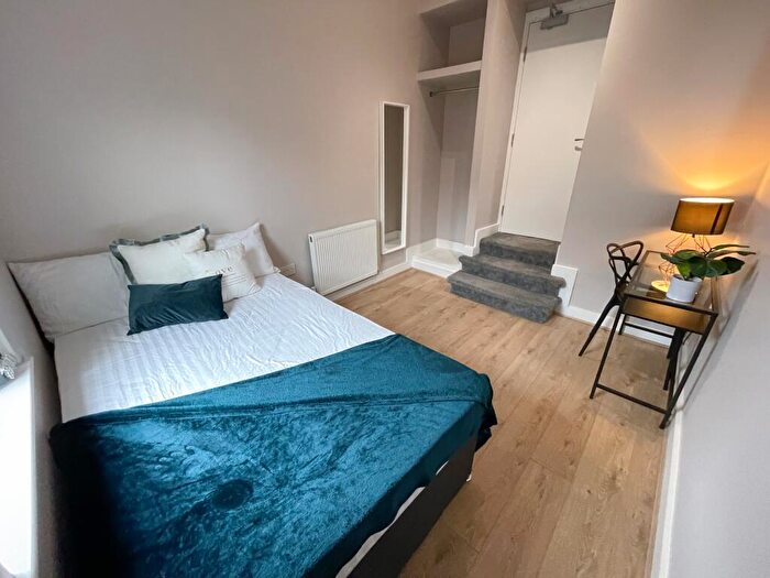 1 Bedroom House To Rent In Halsbury Road (Room ), L6