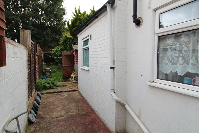 3 Bedroom Terraced House For Sale In Saunders Street, Gillingham, ME7
