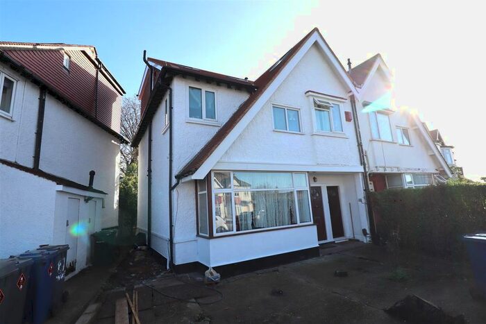 2 Bedroom Flat To Rent In Woodstock Avenue, London, NW11