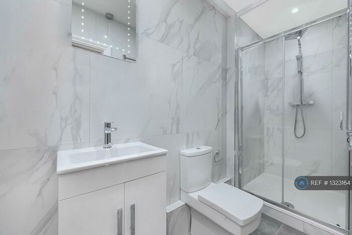 1 Bedroom Flat To Rent In Queens Road, Kingston Upon Thames, KT2