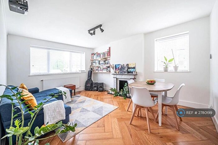 2 Bedroom Flat To Rent In Crathorne House, London, N2