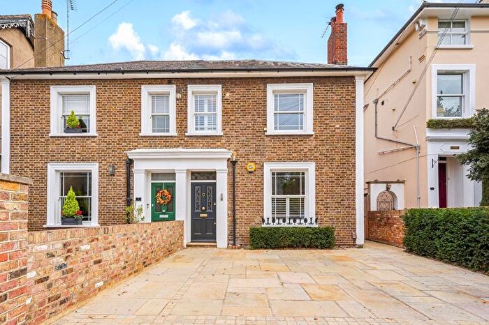 3 Bedroom Property For Sale In Knights Park, Kingston, KT1