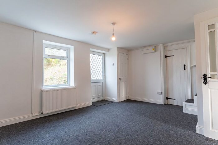 2 Bedroom Cottage To Rent In Wind Street, Blaenllechau, CF43