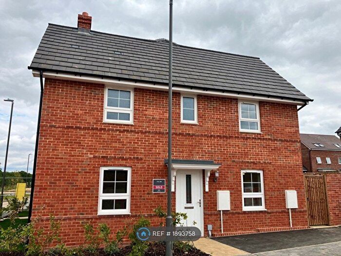 3 Bedroom Semi-Detached House To Rent In Osberg Road, Buckingham, MK18