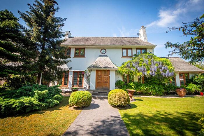 3 Bedroom Detached House For Sale In Elm Avenue, Moor Park, L23