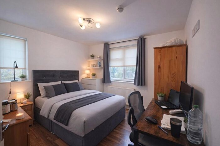 3 Bedroom Flat To Rent In Edgeley Road, SW4