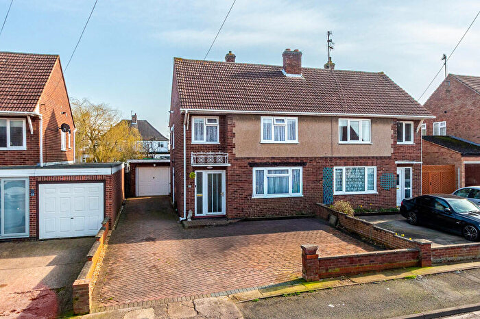 3 Bedroom Semi-Detached House For Sale In Manor Road, Rushden, NN10