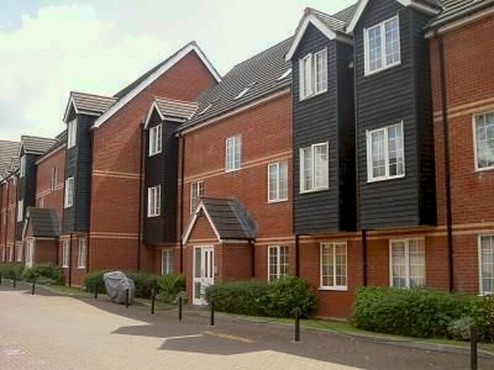 2 Bedroom Flat To Rent In Newbury, Berkshire, RG14