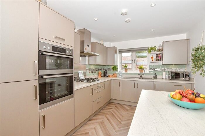 3 Bedroom Town House For Sale In Cuthbert Close, Maidstone, Kent, ME15