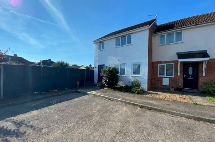 3 Bedroom End Of Terrace House To Rent In Woking, Surrey, GU21