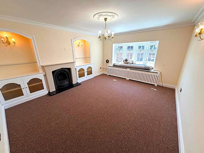 6 Bedroom Detached House To Rent In Priory Road, Romford, RM3
