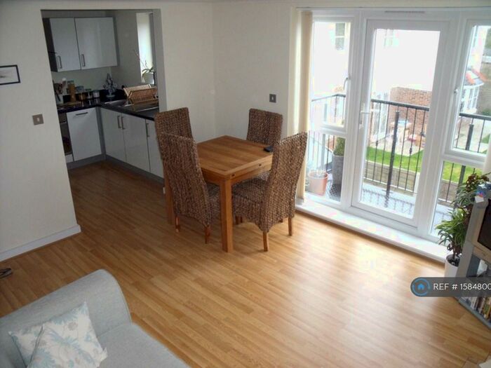 1 Bedroom Flat To Rent In Crest Court, Poole, BH15