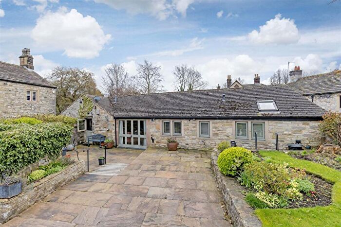 2 Bedroom Bungalow For Sale In Watts Green, Ashford-In-The-Water, Bakewell, DE45