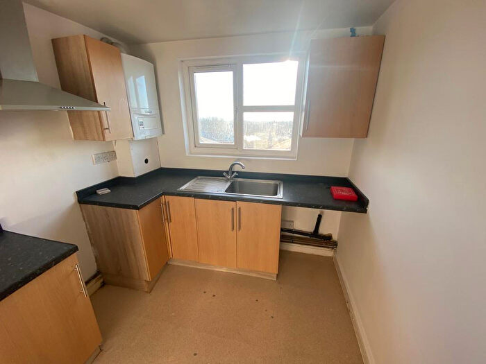 Flat To Rent In , - Park Road, Oldham, Lancashire, OL8