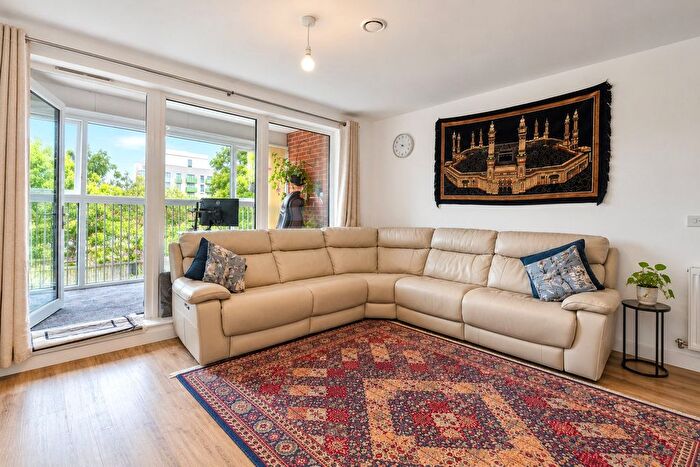 3 Bedroom Flat To Rent In Pumplane, Hayes, UB3