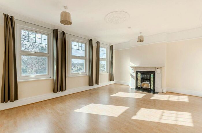 3 Bedroom Flat To Rent In Half Moon Lane, Herne Hill, London, SE24