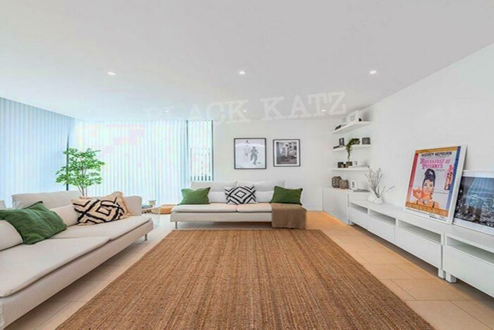 3 Bedroom Flat To Rent In Oval Road, NW1