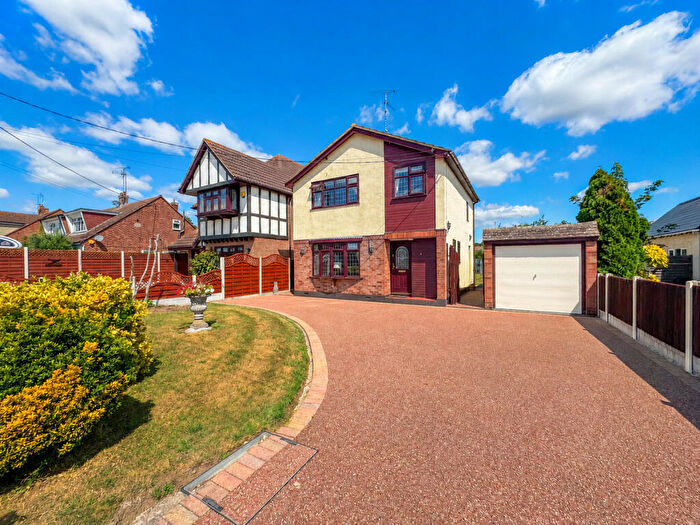 4 Bedroom Detached House For Sale In Poplars Avenue, Hawkwell, SS5