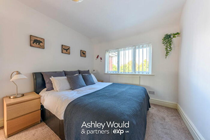 3 Bedroom Semi-Detached House For Sale In Shenstone Valley Road, Halesowen, B62