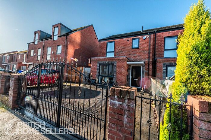 3 Bedroom End Of Terrace House For Sale In Landos Road, Manchester, Greater Manchester, M40