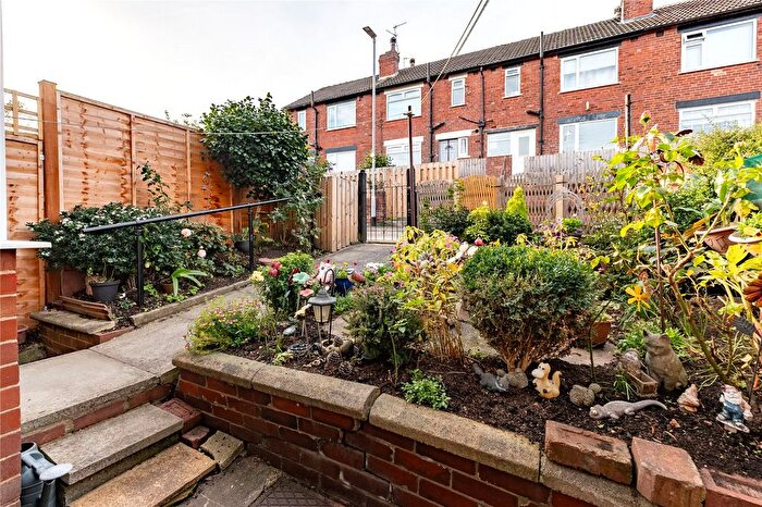 3 Bedroom Town House For Sale In Aston Grove, Leeds, West Yorkshire, LS13