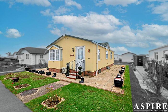 2 Bedroom Mobile Home For Sale In Creek Road, Canvey Island, SS8