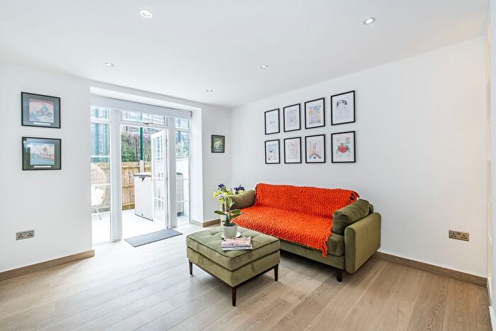 3 Bedroom Flat To Rent In Ebury Bridge Road, London, SW1W